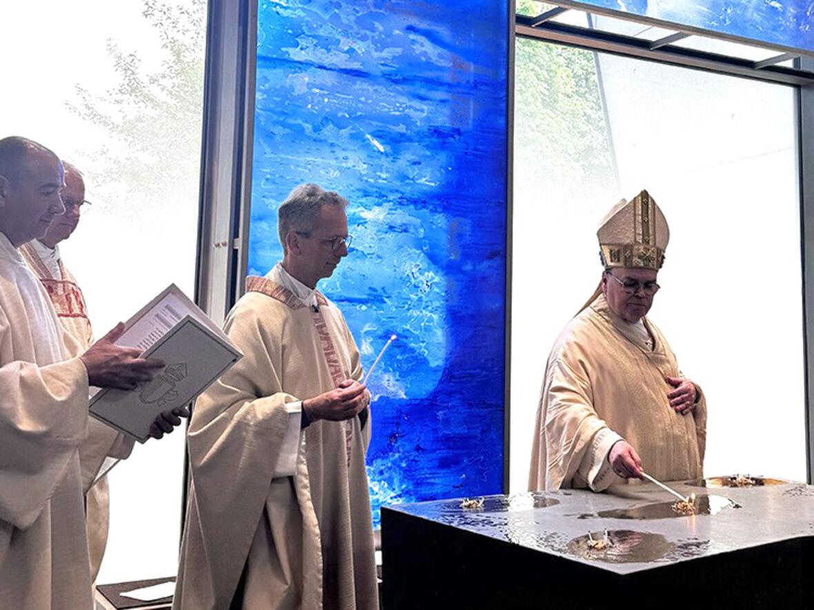 Bischof Bertram weihte die neue Hauskapelle der KJF Klinik Josefinum im Rahmen eines Festgottesdienstes, links daneben Domkapitular Armin Zürn, Aufsichtsratsvorsitzender der KJF Augsburg und rector ecclesiae der Kapelle. (Foto: KJF Augsburg / Lisa Stark)
