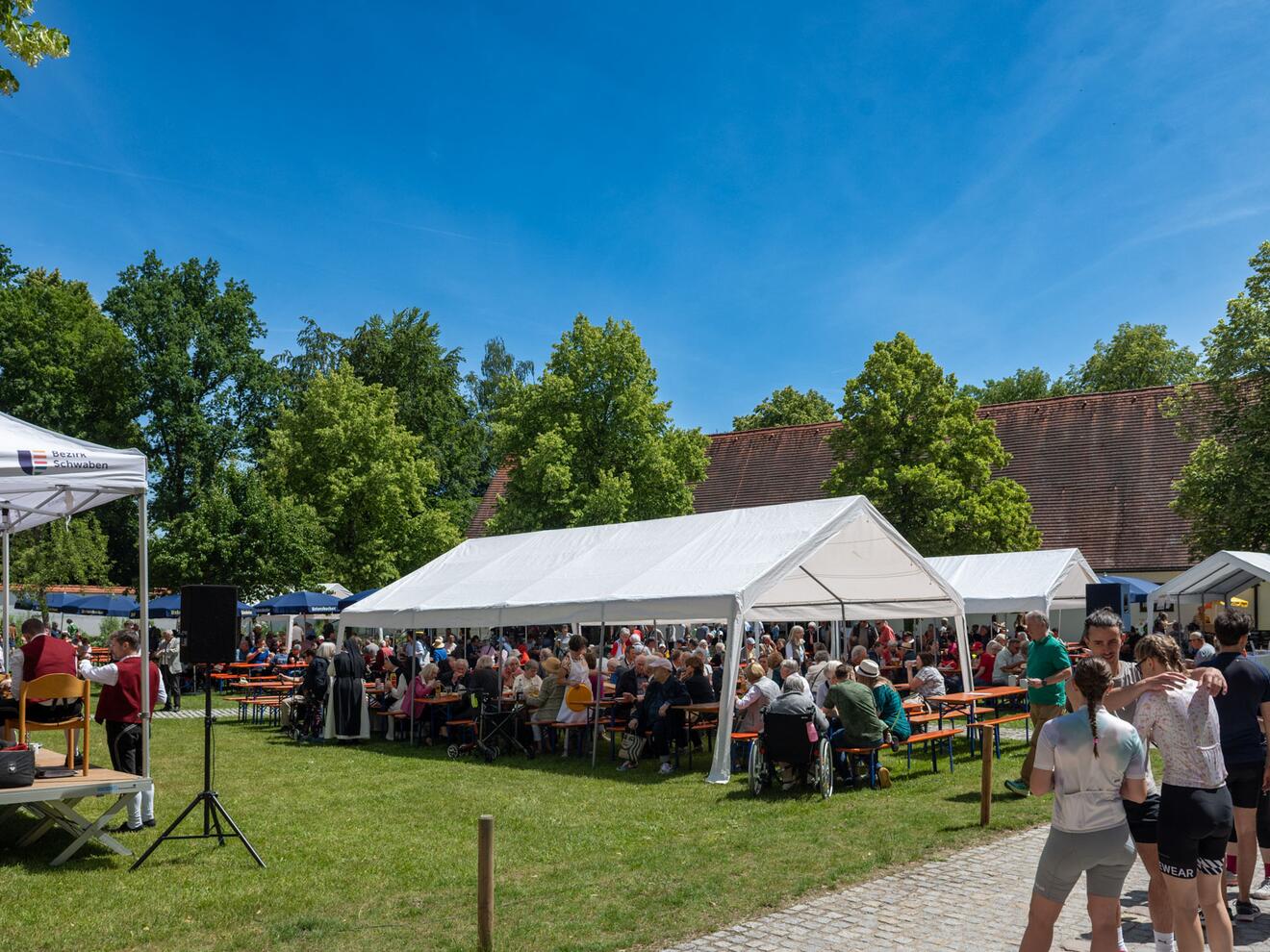 Im Anschluss an den Gottesdienst wurde zum Klosterfest geladen.