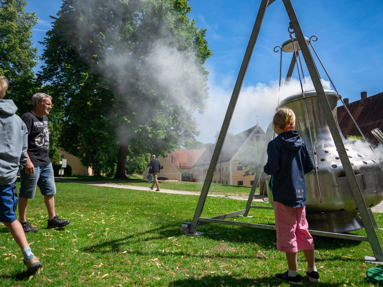 ...gehörte zum Klosterfest natürlich auch das dort beheimatete größte Weihrauchfass der Welt.