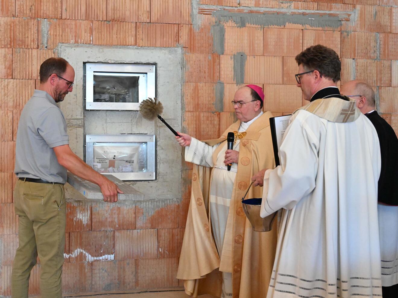 Im Rahmen einer liturgischen Feier hat Bischof Dr. Bertram Meier an diesem Freitag den Grundstein des neuen Begegnungszentrums gesegnet. (Fotos: Maria Rösch / pba)