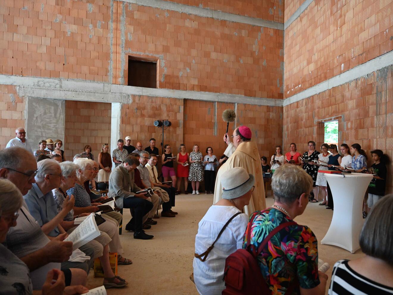Viele Gläubige aus der PG Füssen, Verantwortliche der Stadt und Projektbeteiligte nahmen an der Grundsteinlegung und Besichtigung des neuen Begegnungszentrums teil. (Foto: Maria Rösch / pba) 