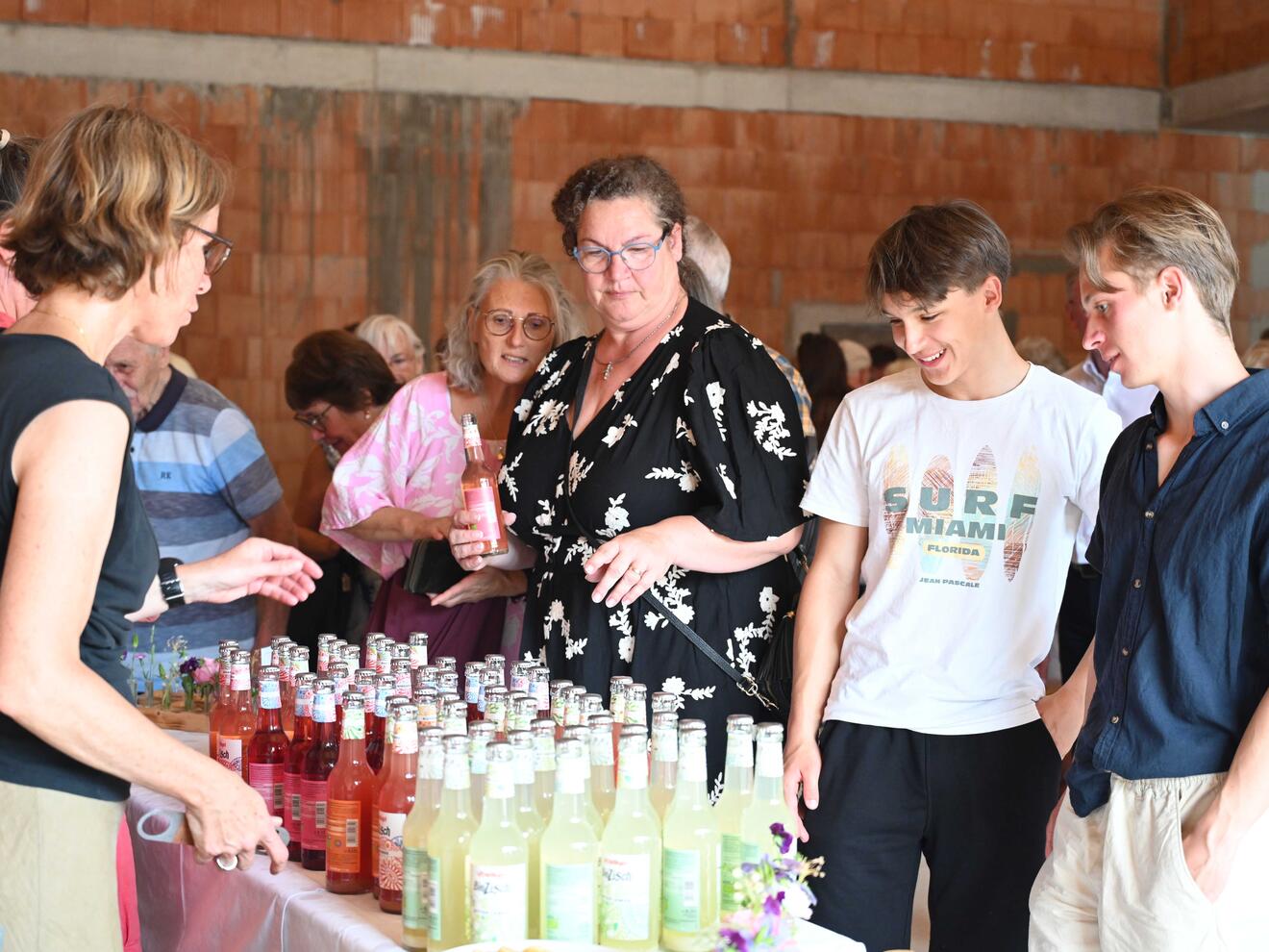 Bei erfrischenden Getränken blieb danach noch Zeit zur Begegnung und Besichtigung. (Foto: Maria Rösch / pba)