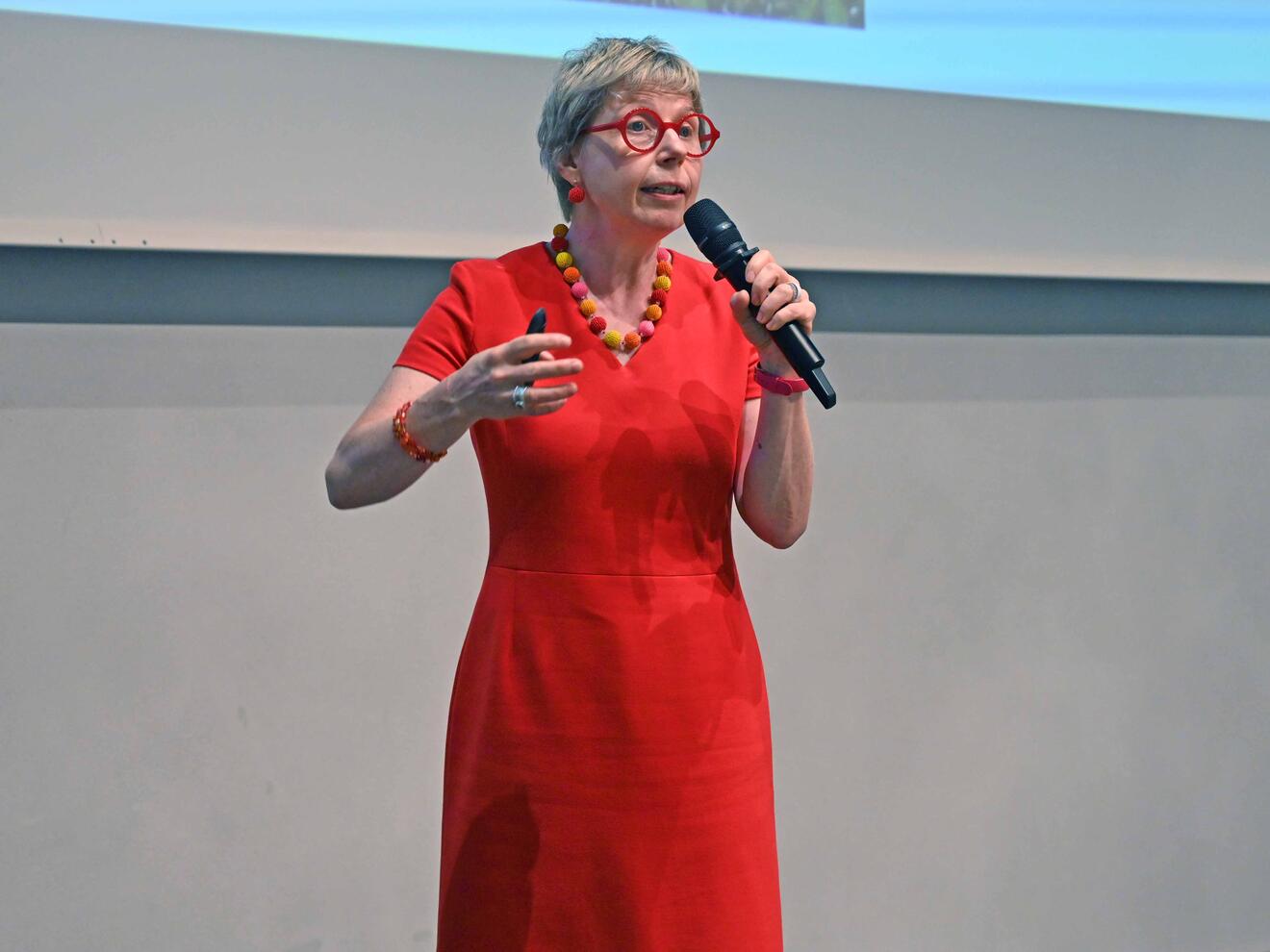 Kabarettistin Theresia Zettler sorgte für eine heitere Stimmung.