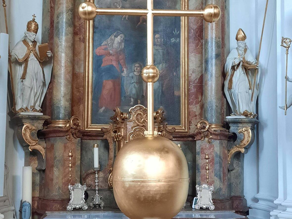 Das neu vergoldete Turmkreuz wurde gesegnet. (Foto: Pfarrer Simon Rapp)