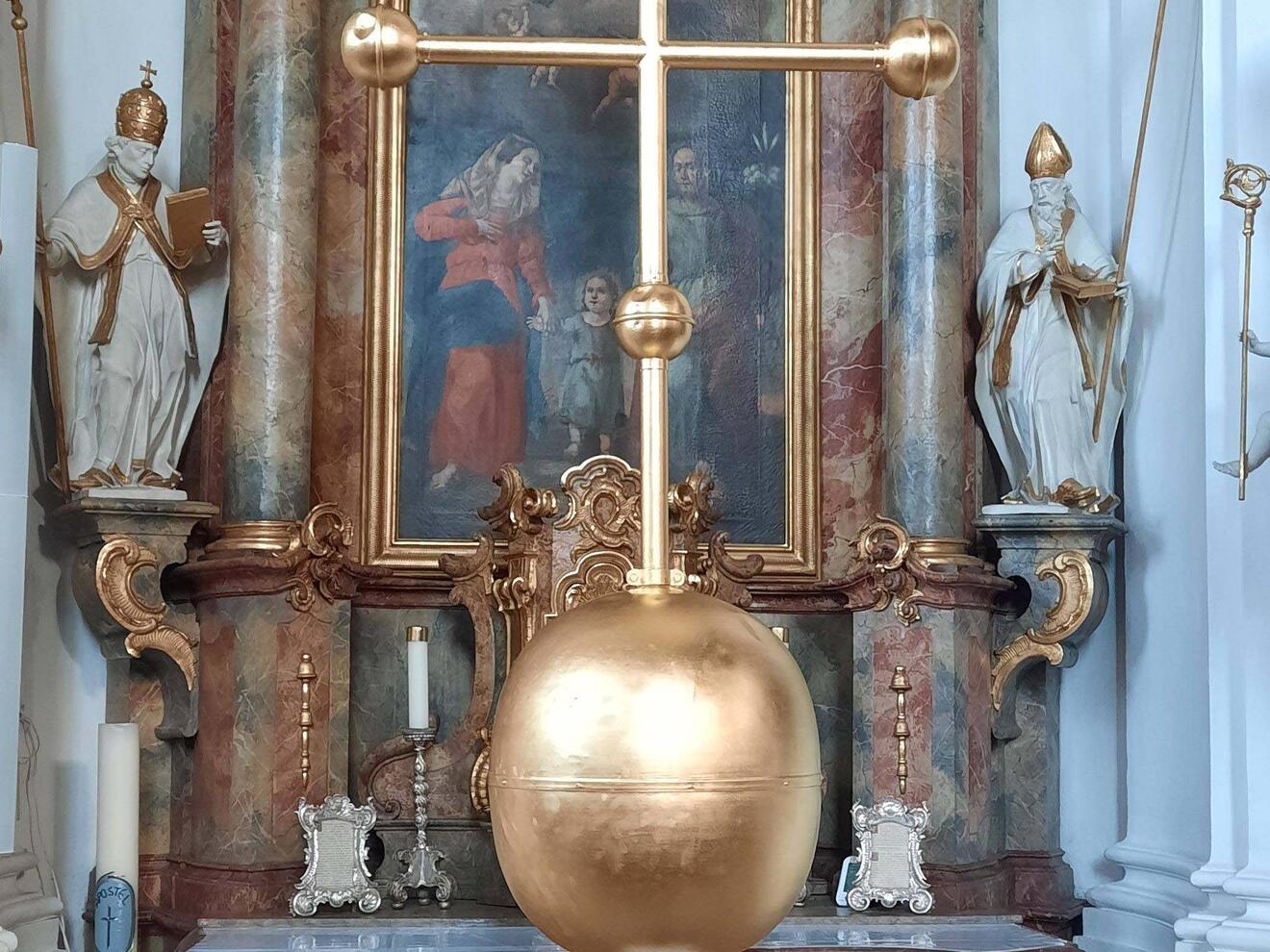 Das neu vergoldete Turmkreuz wurde gesegnet. (Foto: Pfarrer Simon Rapp)