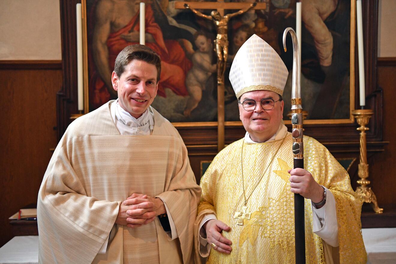 Im Anschluss an die Weihe zeigten sich Bischof Bertram und der Neu-Priester Markus Hegewald gut gelaunt. (Fotos: Nicolas Schnall / pba)