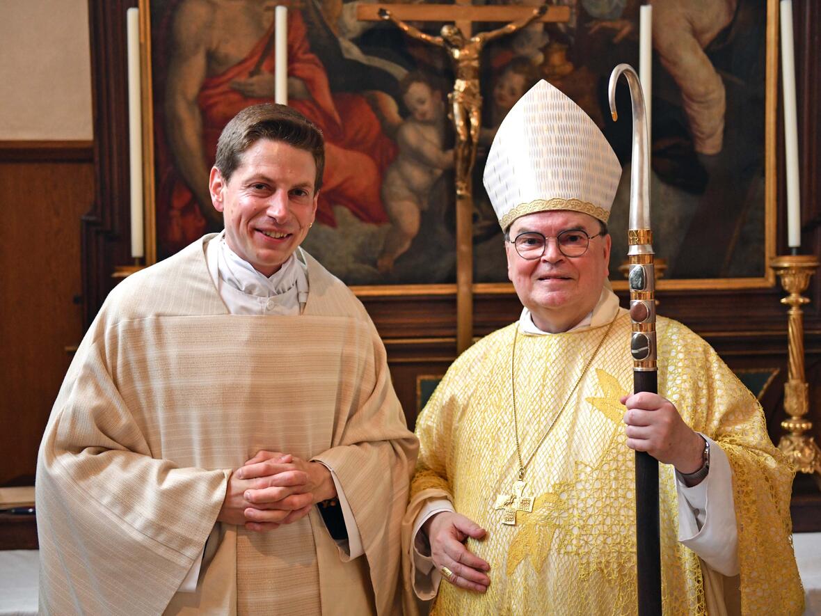 Im Anschluss an die Weihe zeigten sich Bischof Bertram und der Neu-Priester Markus Hegewald gut gelaunt. (Fotos: Nicolas Schnall / pba)