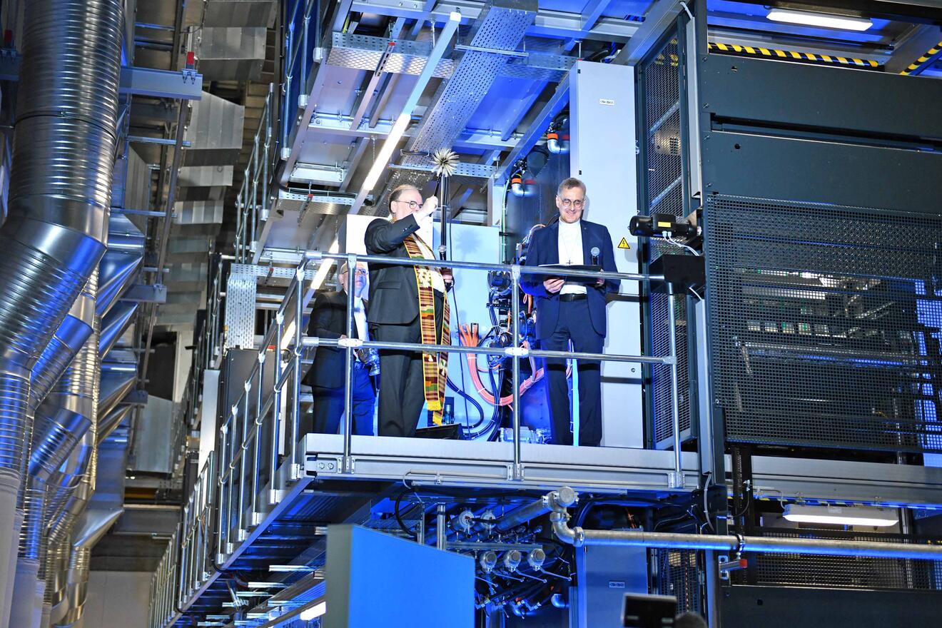 Durch die Besprengung der neuen Druckmaschine im Augsburger Medienzentrum mit Weihwasser stellte Bischof Bertram sie unter den Segen Gottes. (Fotos: Nicolas Schnall / pba)