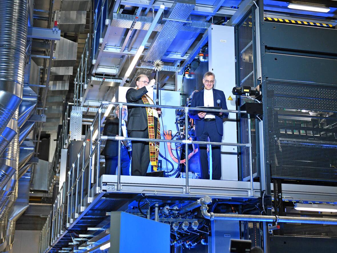 Durch die Besprengung der neuen Druckmaschine im Augsburger Medienzentrum mit Weihwasser stellte Bischof Bertram sie unter den Segen Gottes. (Fotos: Nicolas Schnall / pba)