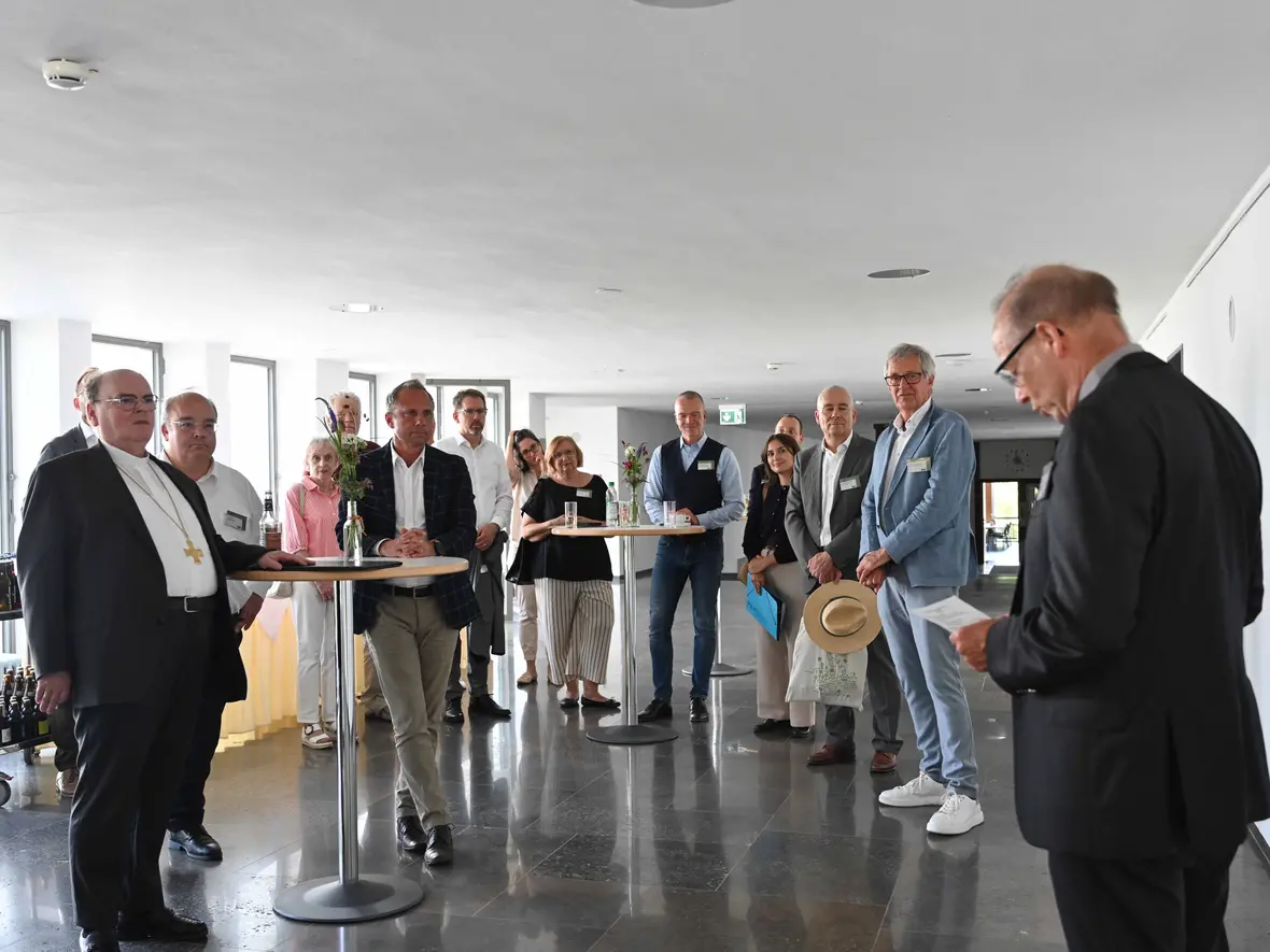 Der Direktor des Exerzitienhauses, Dr. Christian Hartl, hieß die Gäste von Kirche und Staat sowie die Medienvertreter im Haus herzlich willkommen.   