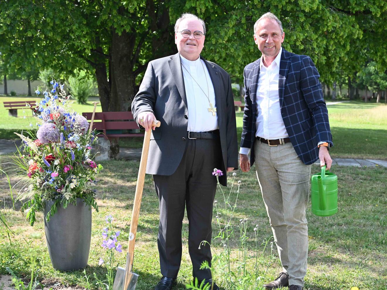 Bei einer Pflanzaktion im Exerzitienhaus in Leitershofen gaben Bischof Bertram und Bayerns Umweltminister, Thorsten Glauber, den Startschuss für das Projekt SchöpfungsGarten. (Fotos: Maria Rösch / pba)