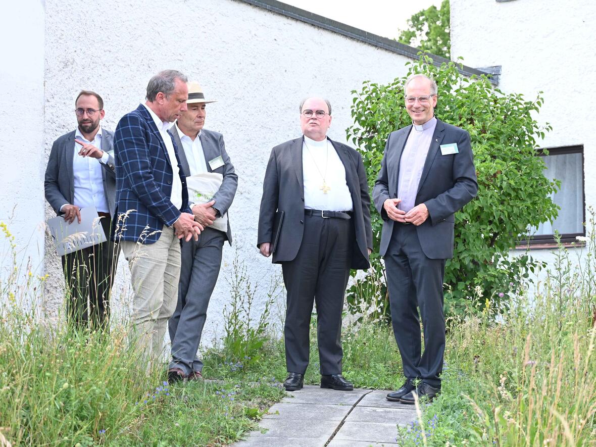 Bei einem Rundgang durch das Exerzitienhaus wurden die insektenfreundlichen Maßnahmen deutlich, die auf der großen Wiese rund um das Haus bereits ergriffen wurden. 