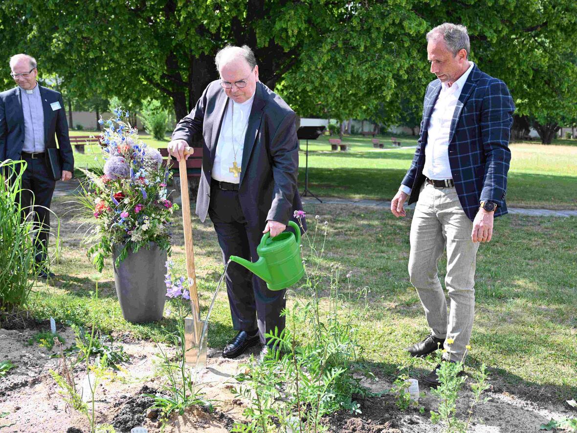 Ein guter Garten will gepflegt werden: Bischof Bertram machte es bei der Pflanzaktion vor. 