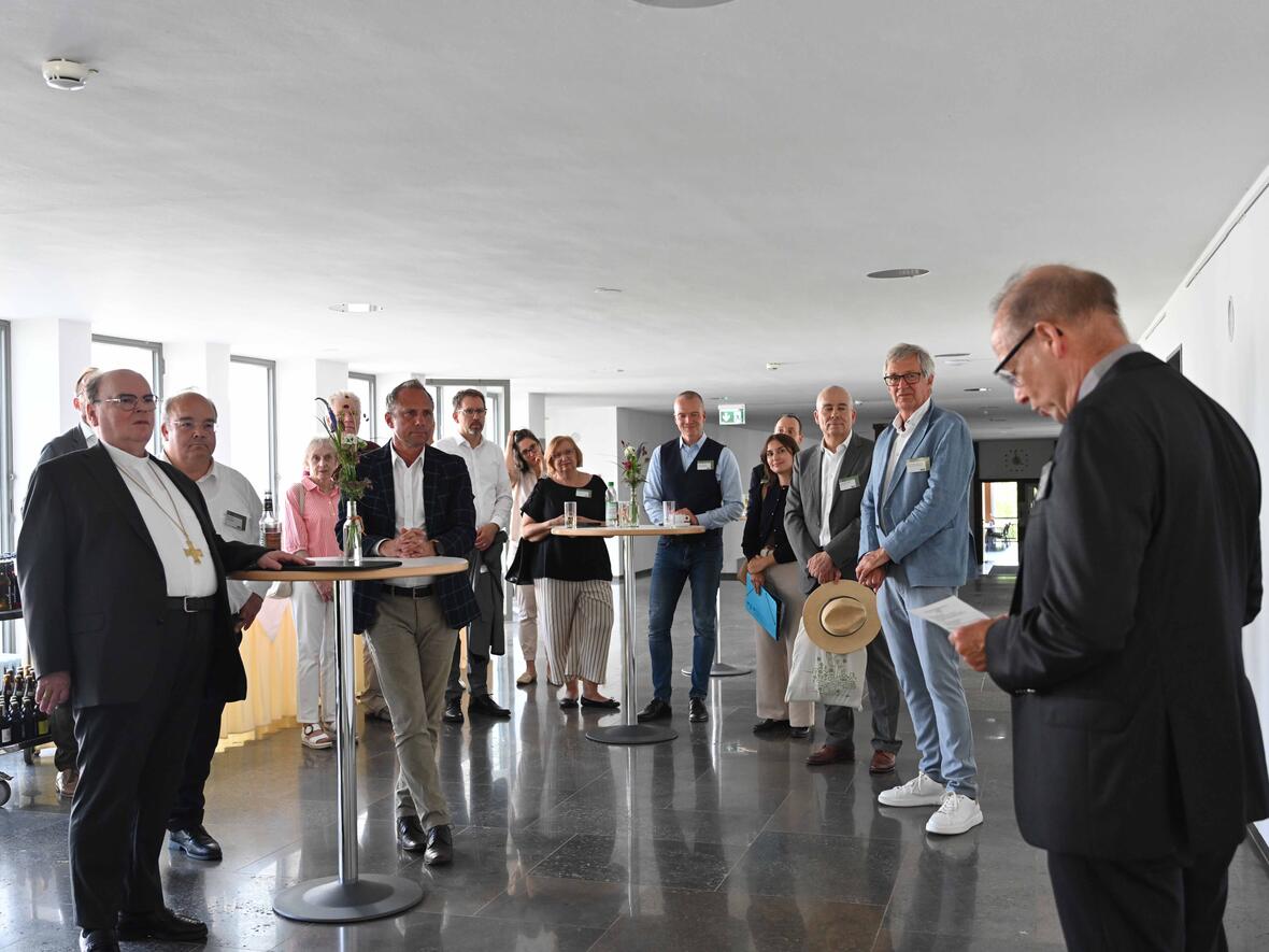 Der Direktor des Exerzitienhauses, Dr. Christian Hartl, hieß die Gäste von Kirche und Staat sowie die Medienvertreter im Haus herzlich willkommen.   