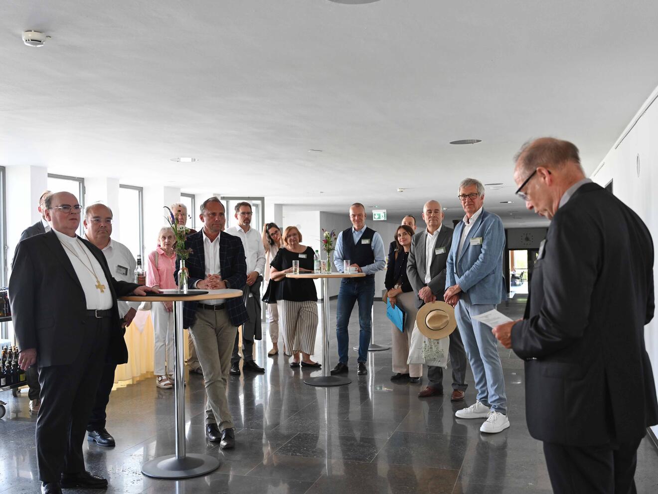 Der Direktor des Exerzitienhauses, Dr. Christian Hartl, hieß die Gäste von Kirche und Staat sowie die Medienvertreter im Haus herzlich willkommen.   