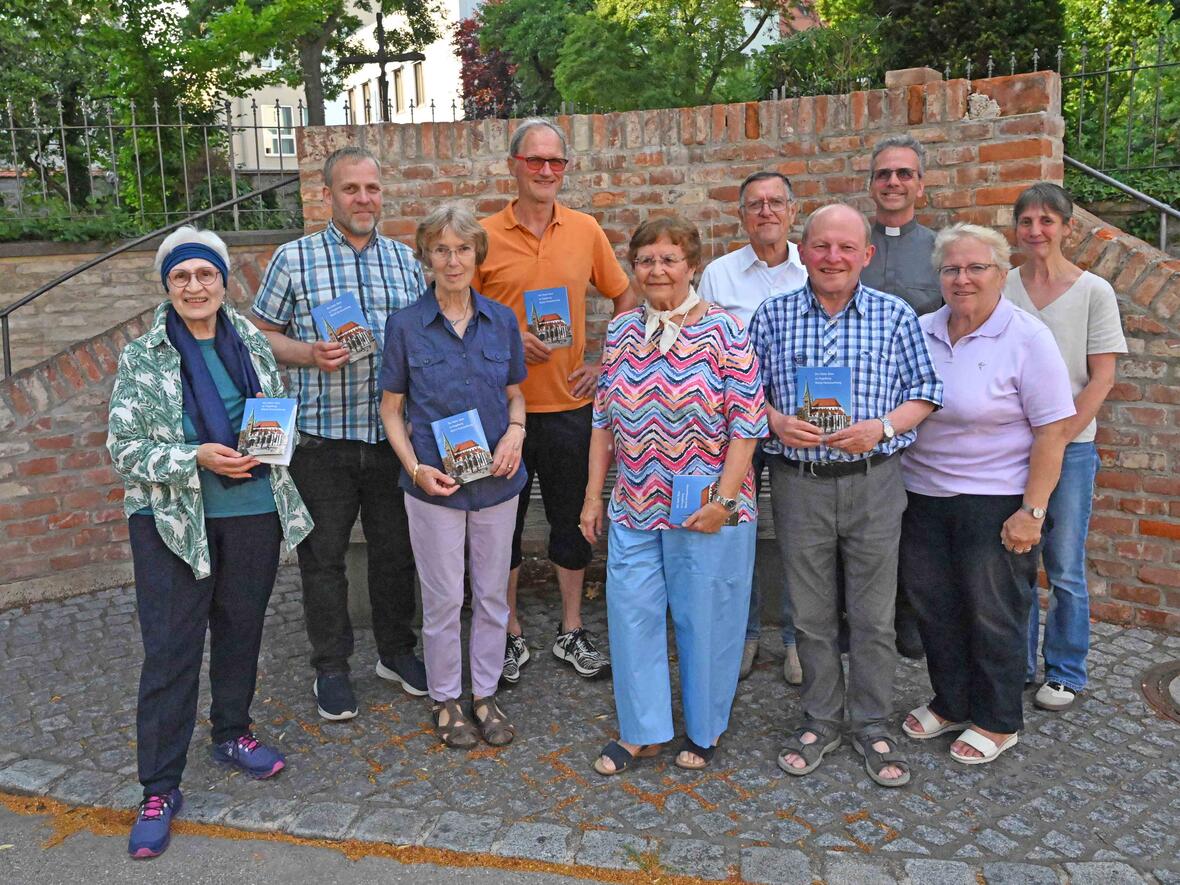 Die menschlichen Domführer freuen sich über den gedruckten. (Foto: Leander Stork / pba)