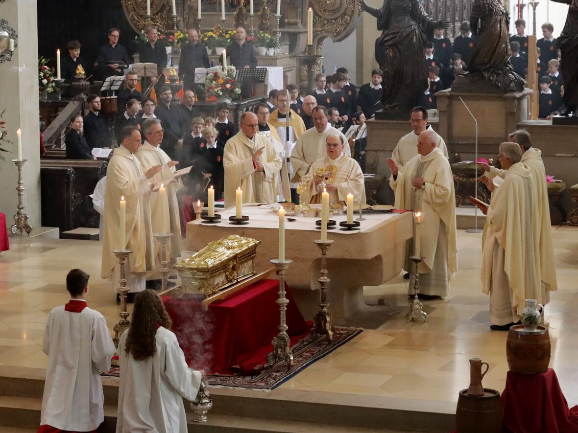 In einem feierlichen Pontifikalamt wurde am Gedenktag des Bistumspatrons die Ulrichswoche eröffnet (Foto: Annette Zoepf/pba)