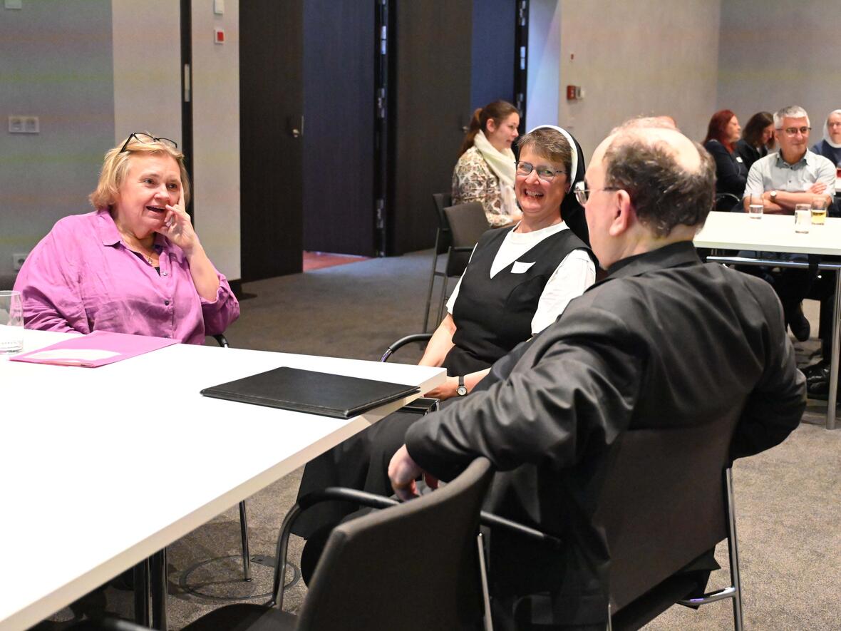 Vor den Ausführungen der Wiener Professorin war Zeit für einen kurzen Austausch am Tisch. (Fotos: Maria Rösch / pba) 