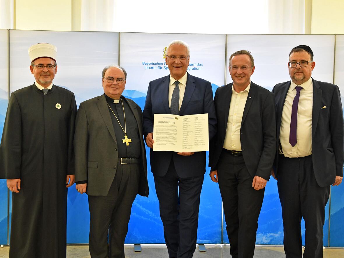 Bei der Pressekonferenz zur Vorstellung der Gemeinsamen Erklärung des Dialogforums Religion und Integration (von links): Benjamin Idriz, Imam der Islamischen Gemeinde Penzberg, Bischof Bertram, Innenminister Joachim Herrmann, der evangelische Landesbischof Christian Kopp und der Gemeinderabbiner Elias Dray (Israelitische Kultusgemeinde Amberg). (Fotos: Nicolas Schnall / pba)