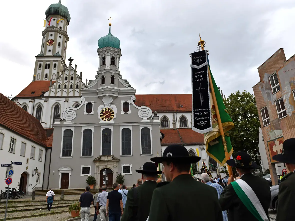 Männerwallfahrt in der Ulrichswoche: Hunderte Wallfahrer strömten an diesem Dienstagabend vom Dom in Richtung Basilika. (Fotos: Nicolas Schnall / pba)