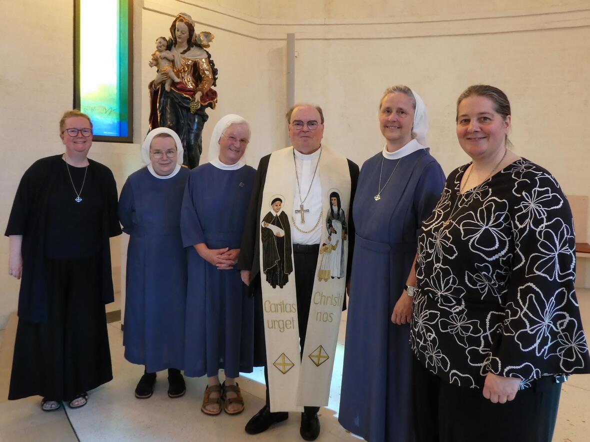 Bischof Bertram mit (v.l.) Sr. M. Johanna Keller (Generalrätin), Sr. M. Emmanuela Hartmann (Generalrätin), Sr. M. Dorothee Maier (Generaloberin), Sr. M. Margarete Bail (Generalrätin) und Sr. M. Hannah Altmann (Generalrätin). (Foto: Karl Wolf)