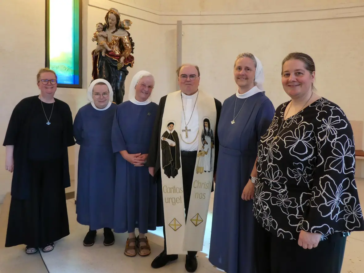 Bischof Bertram mit (v.l.) Sr. M. Johanna Keller (Generalrätin), Sr. M. Emmanuela Hartmann (Generalrätin), Sr. M. Dorothee Maier (Generaloberin), Sr. M. Margarete Bail (Generalrätin) und Sr. M. Hannah Altmann (Generalrätin). (Foto: Karl Wolf)