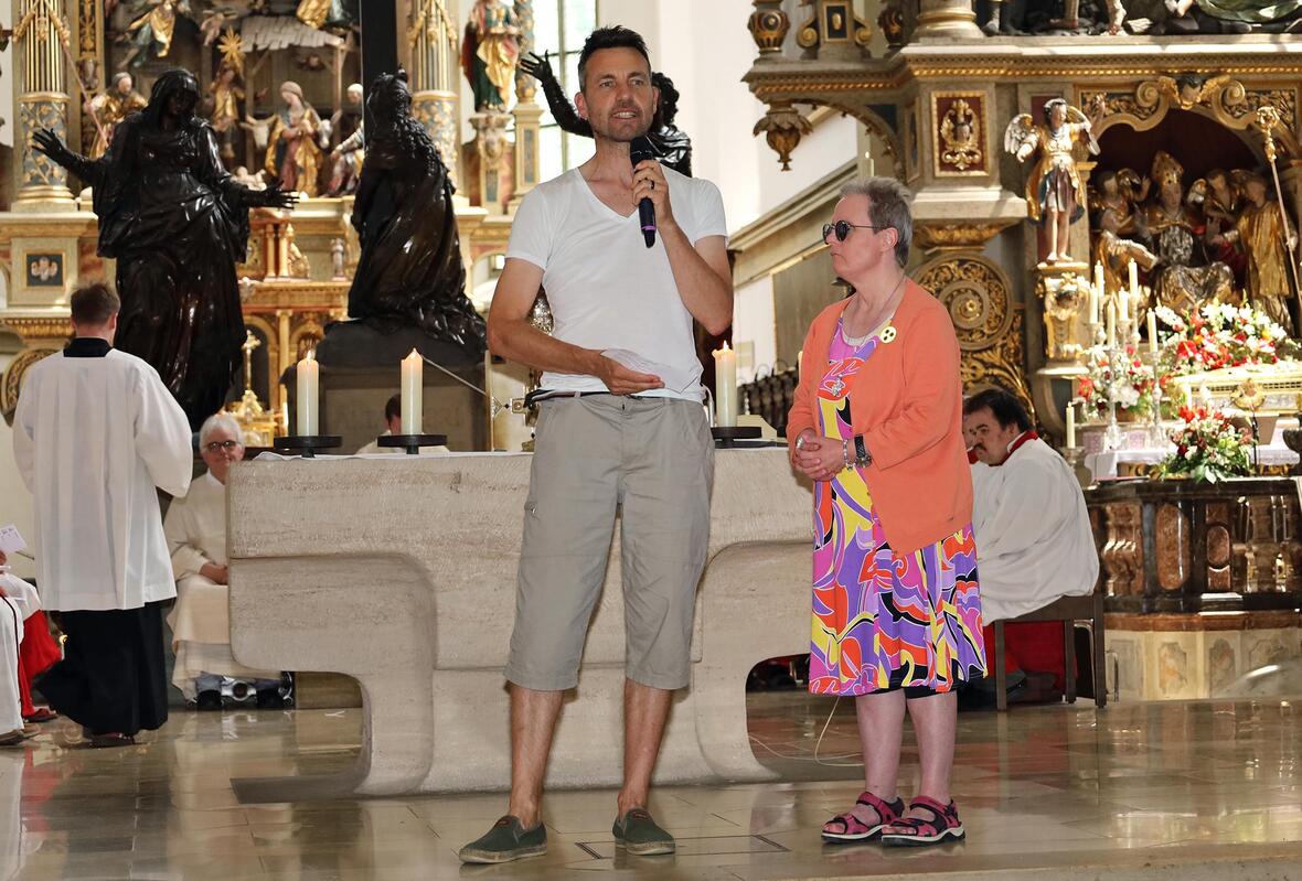Stefan Schneid und Manuela von Regens Wagner in Dillingen machen in einem "Anspiel" das Wirken des Heiligen Geistes deutlich. (Fotos: Bernhard Gattner / Caritas Augsburg)