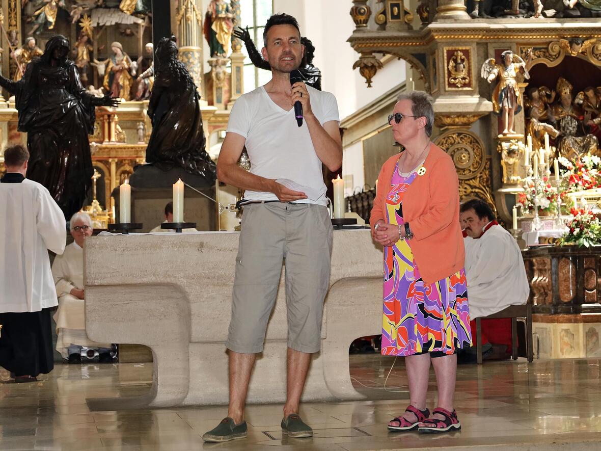 Stefan Schneid und Manuela von Regens Wagner in Dillingen machen in einem "Anspiel" das Wirken des Heiligen Geistes deutlich. (Fotos: Bernhard Gattner / Caritas Augsburg)