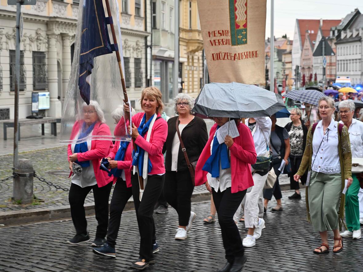 Der Regen konnte der wohlgelaunten Stimmung unter den Frauen keinen Abbruch tun. (Fotos: Maria Rösch / pba)