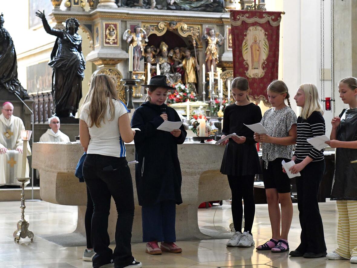 Das "Anspiel" beim Schulwerksgottesdienst zur Ulrichswoche gab einen Einblick in das Leben des heiligen Ulrich. (Fotos: Nicolas Schnall / pba)