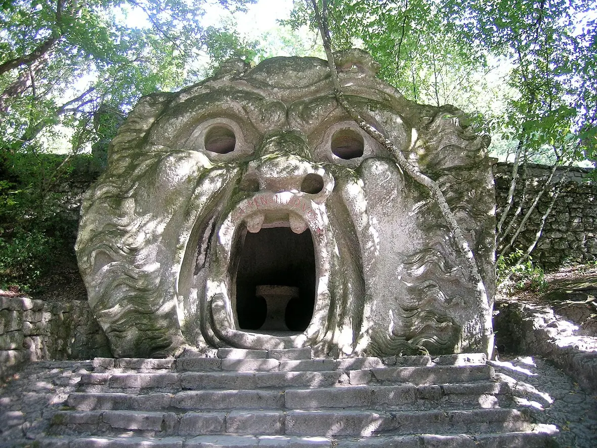 Der bis heute skurril anmutende Park des Prinzen, der Sacro Bosco bei Rom, erzählt wie der humanistische Garten des Bischofs von Glaubens- und Lebensauffassungen der Besitzer. (Foto: Alessio Damato / wikimedia)