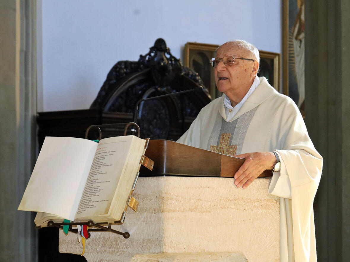 Der frühere bayerische Landes-Caritasdirektor Prälat Karl-Heinz Zerrle, der am Freitag einen eindringlichen Appell an die Mitarbeitenden von Caritas und Kita-Zentrum im Wallfahrtsgottesdient in der Ulrichsbasilika hielt. (Foto: Caritas Augsburg / Bernhard Gattner.)