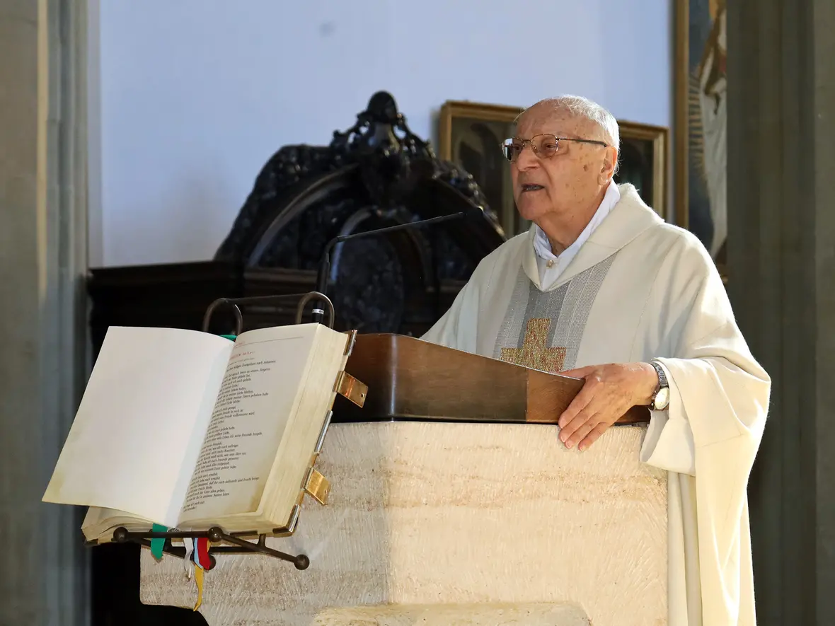 Der frühere bayerische Landes-Caritasdirektor Prälat Karl-Heinz Zerrle, der am Freitag einen eindringlichen Appell an die Caritas-Mitarbeitenden im Wallfahrtsgottesdient in der Ulrichsbasilika hielt. (Foto: Caritas Augsburg / Bernhard Gattner.)