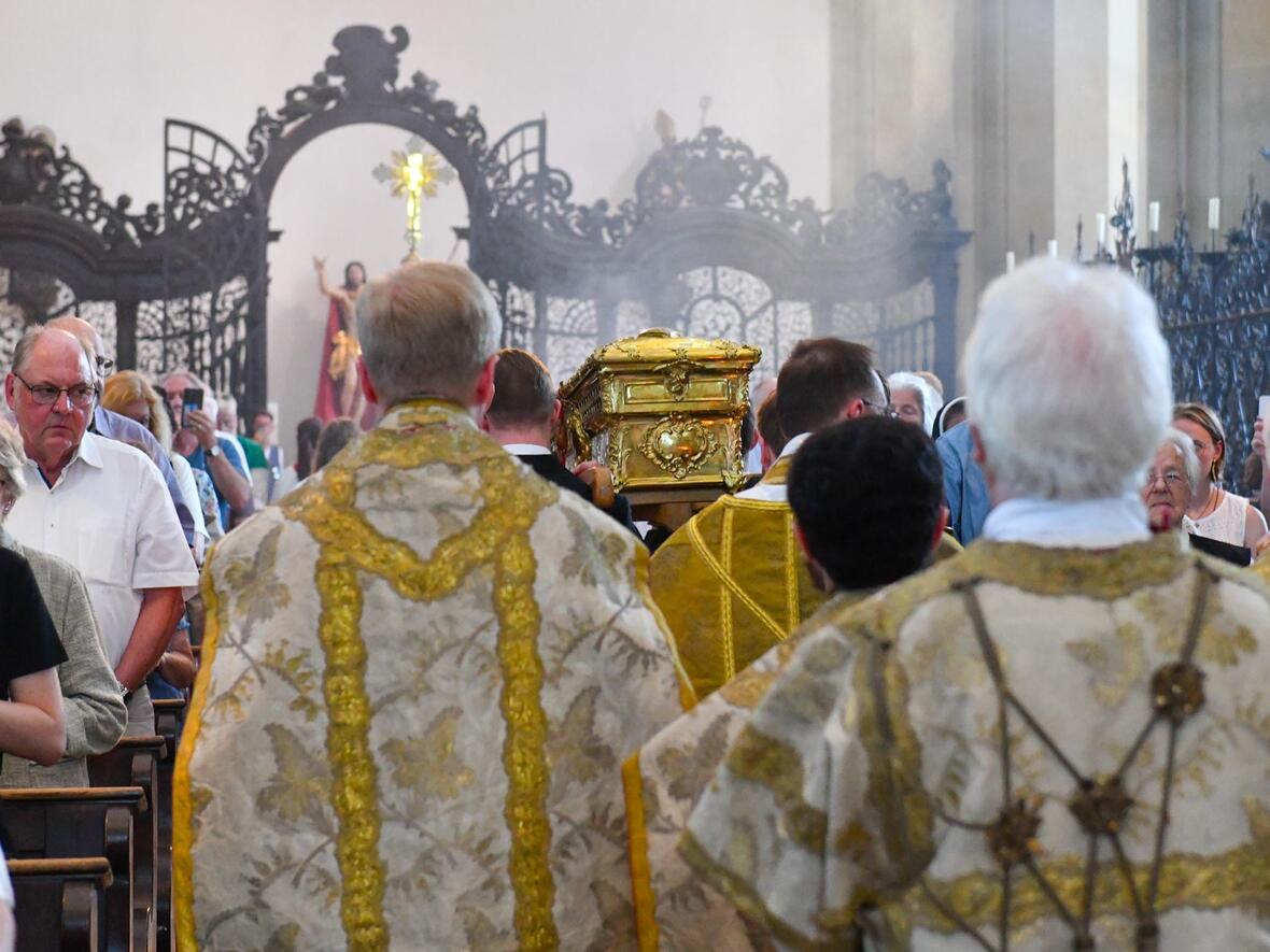 Die Ulrichswoche endet traditionell mit der sogenannten Reponierung des Reliquienschreins. (Fotos: Leander Stork / pba)