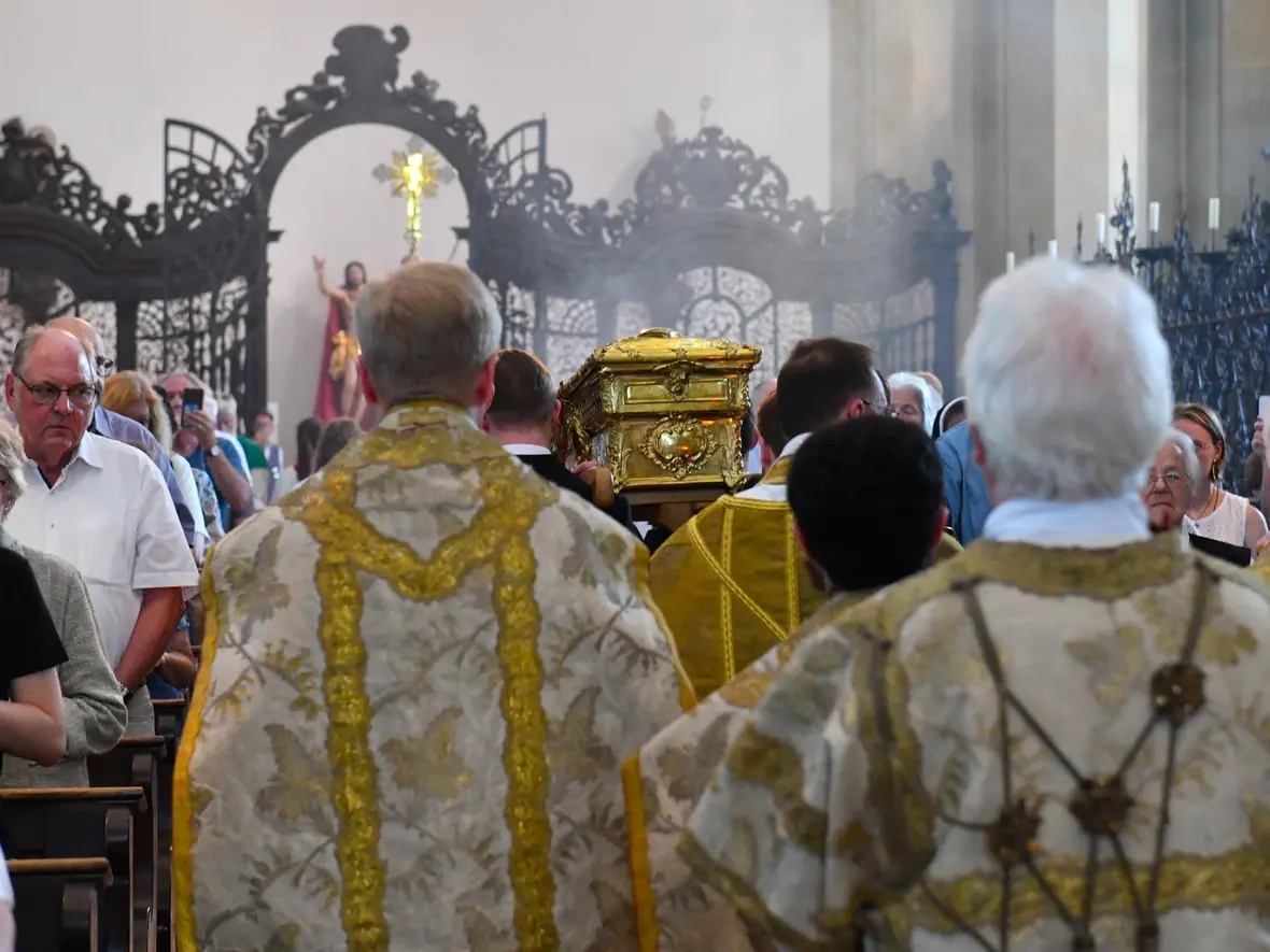 Die Ulrichswoche endet traditionell mit der sogenannten Reponierung des Reliquienschreins. (Fotos: Leander Stork / pba)