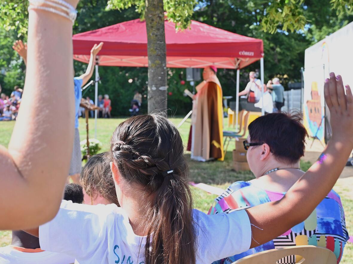 Der Festtag für den SKF begann für Kinder und Erwachsene mit einem munteren Freiluftgottesdienst (Foto: Ulrich Bobinger / pba).
