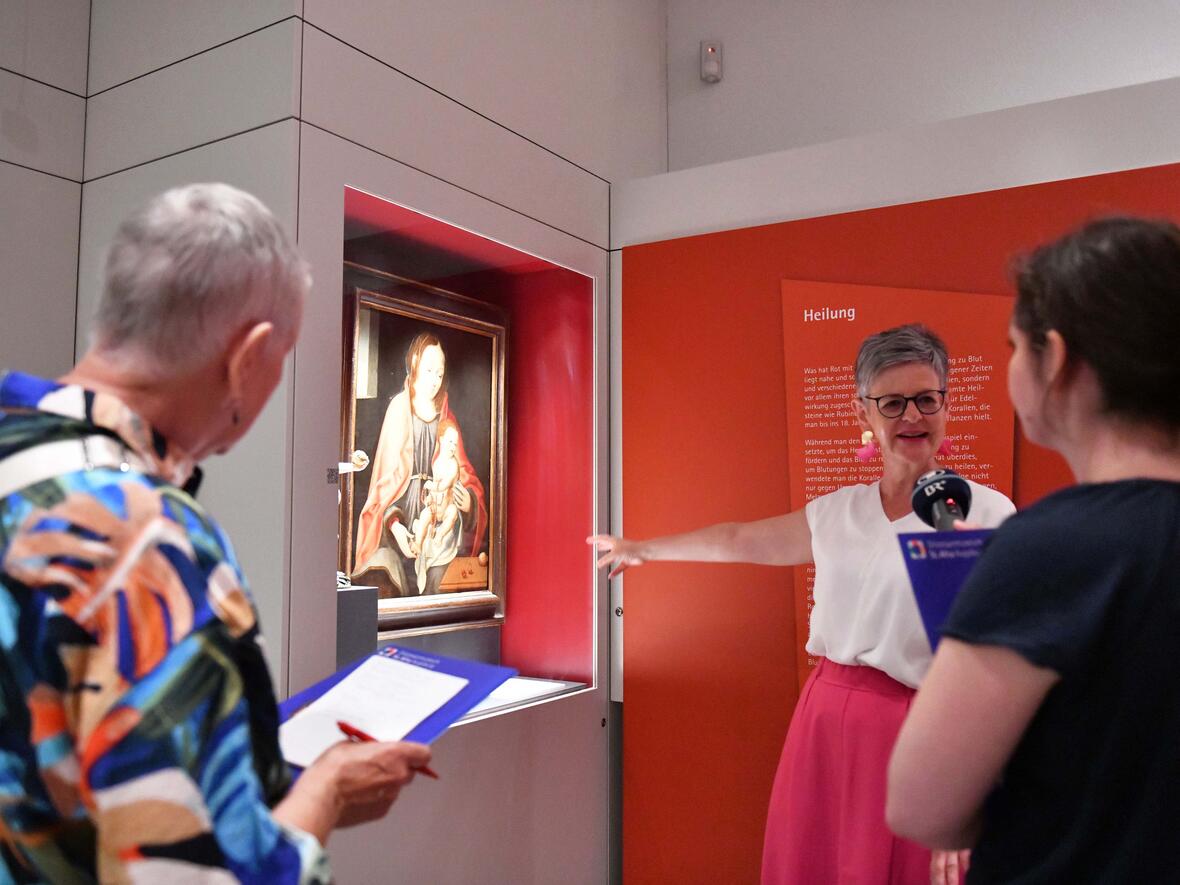 Das Thema "Rot" in all seinen Facetten ist ab sofort im Diözesanmuseum erfahrbar. (Fotos: Maria Rösch / pba)