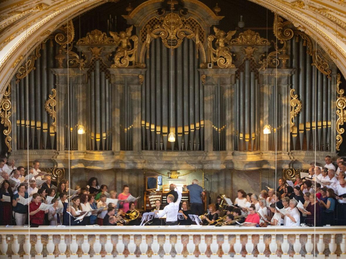 200 und 40 Jahre Kirchenmusik vereint: Der Basilikachor von St. Lorenz und das Vokalensemble gestalten gemeinsam den Festgottesdienst unter der Leitung von Chordirektor Benedikt Bonelli (Fotos: Ralf Lienert)