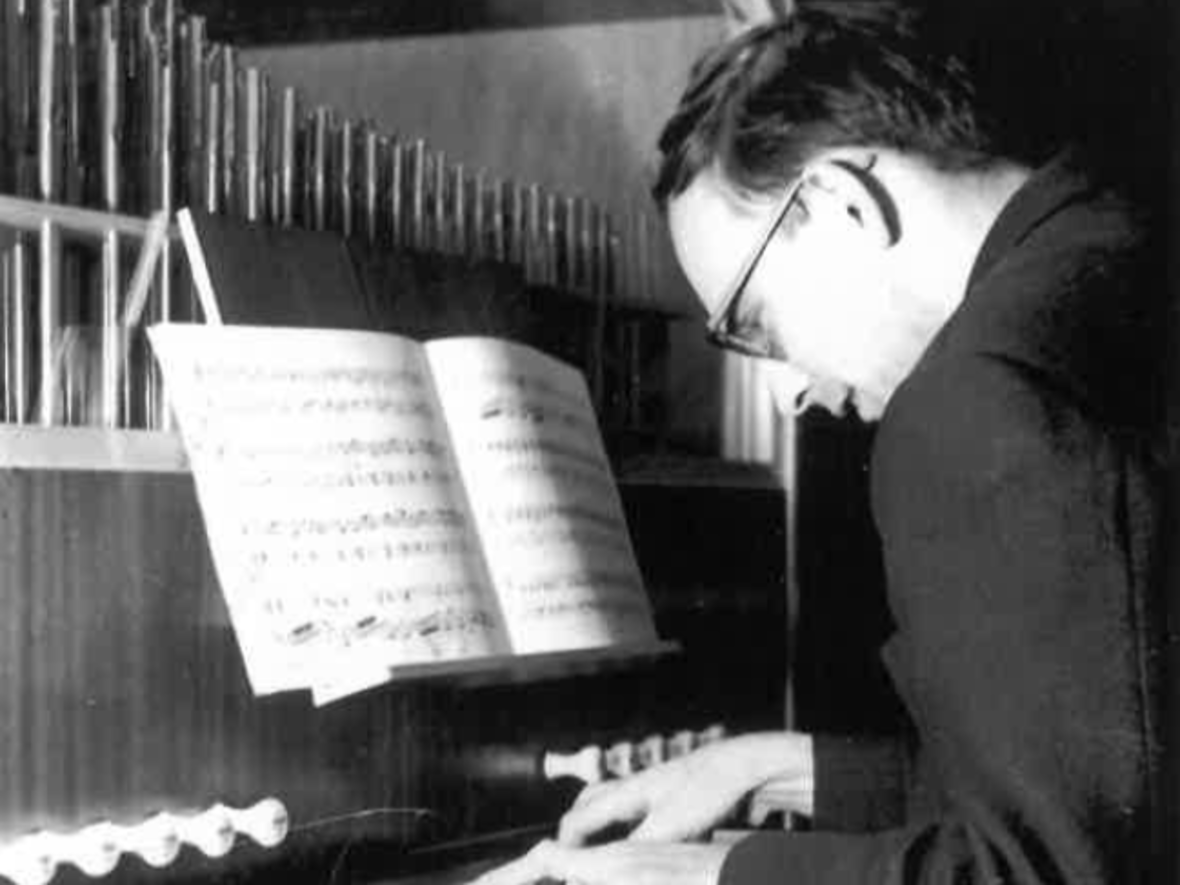 + Ruhestandspriester Anton Loser (1937-2026, hier als junger Mann an der Orgel) (Foto: Privat)