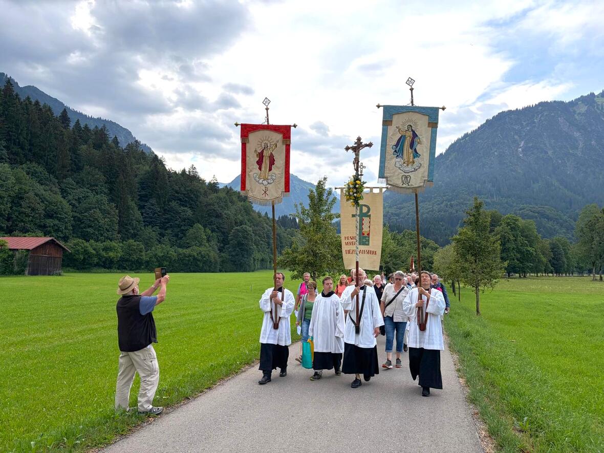 Die heurige Wallfahrt des Diözesanen Mesnerverbands führte rund 350 Männer und Frauen nach Oberstdorf (Fotos: Martin Harvolk / Mesnerverband)