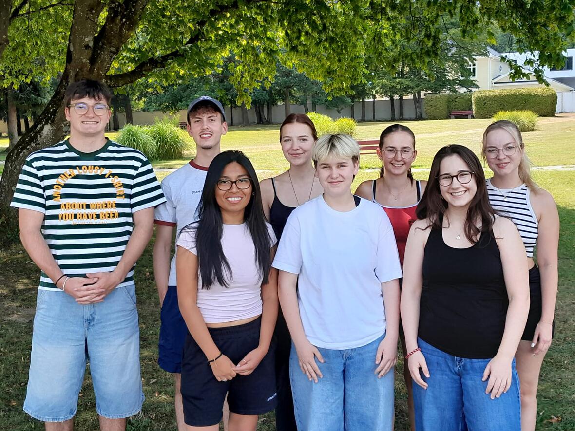 Für ihren Freiwilligendienst in Chile, Peru und Tansania wurden diese acht jungen Frauen und Männer am Sonntag in einem Gottesdienst ausgesendet. (Foto: Weltfreiwilligendienst)