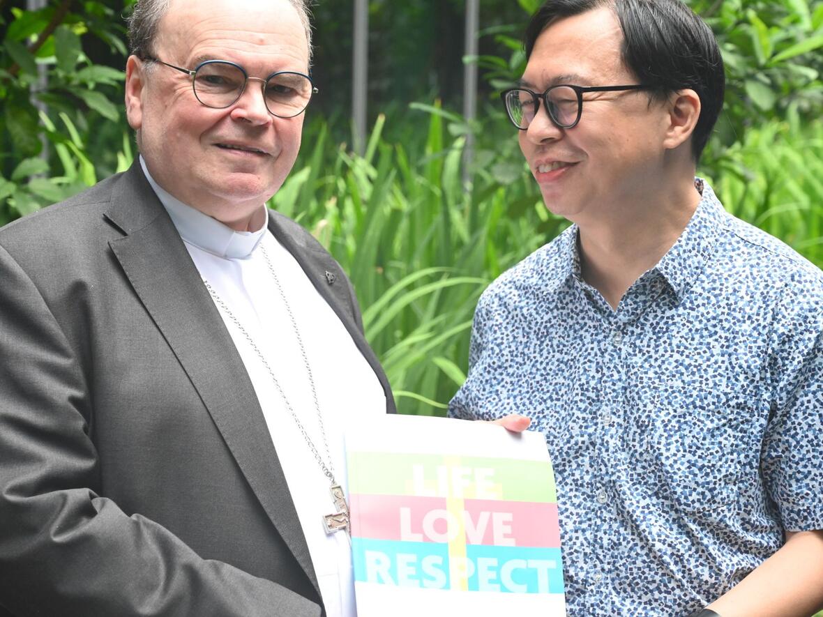 Bischof Bertram mit dem Generalsekretär des Zentrums für interreligiösen Dialog und Ökumene der Erzdiözese Singapur, Gerald Kong (Fotos: Ulrich Bobinger / DBK)