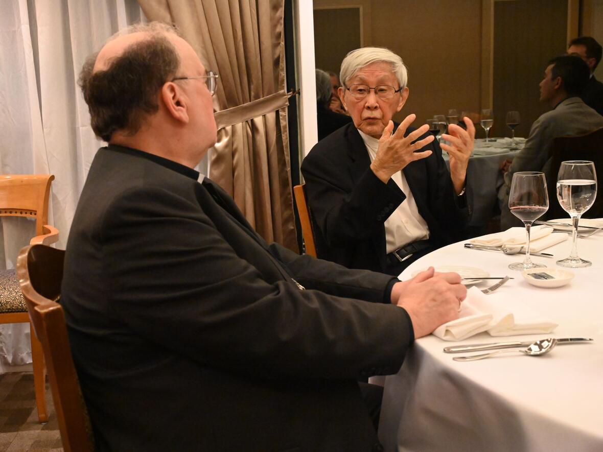 Bischof Bertram im Gespräch mit dem emeritierten Bischof von Hongkong und Verteidiger der Demokratie, Joseph Kardinal Zen Ze-kiun.
