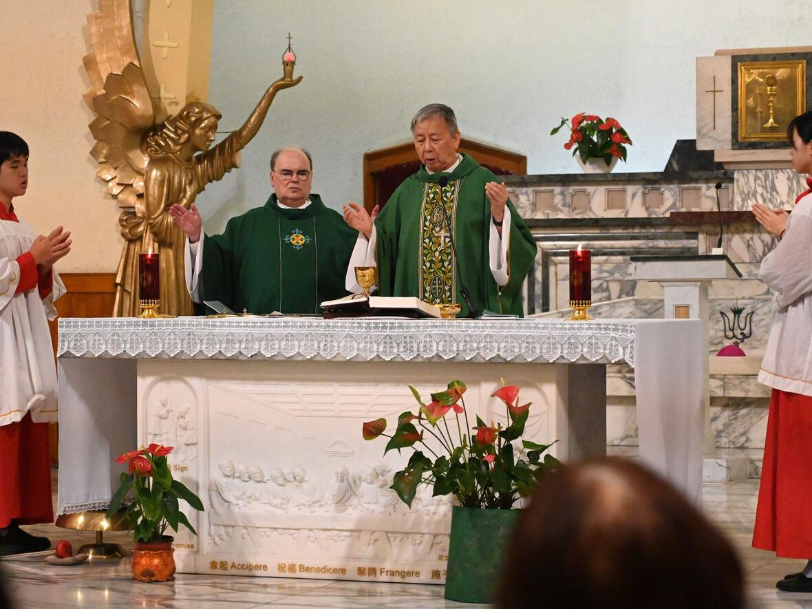 Bischof Bertram beim Gottesdienst in Hongkong gemeinsam mit dem aus Hongkong stammenden Erzbischof Savio Hon SDB.