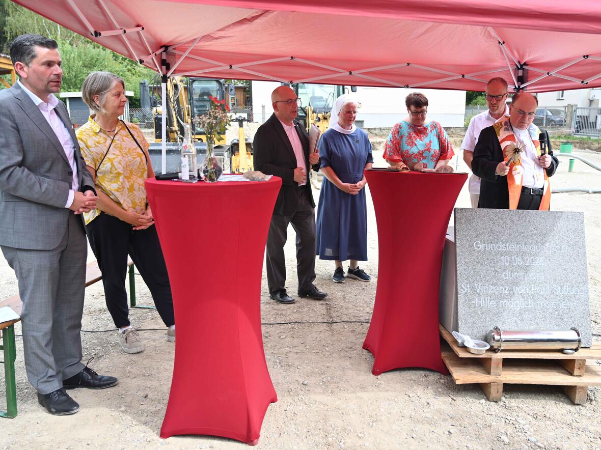 Segen für den Grundstein: Wohnungslose Frauen werden in der neuen Frauenpension zukünftig Schutz und Unterstützung finden. (Fotos: Maria Rösch / pba)
