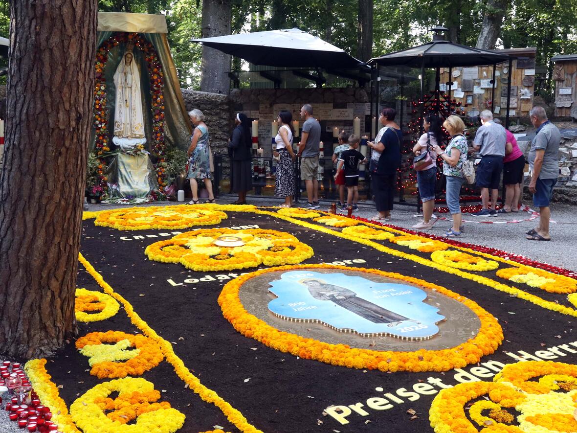 Tausende Gläubige pilgerten in der Lichterprozession zur Mariengrotte (Foto: Leander Stork/pba).