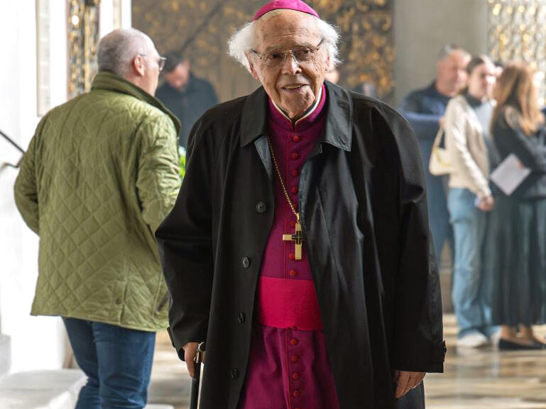 Der emeritierte Weihbischof Josef Grünwald fühlt sich in "seinem" Dom auch im Ruhestand noch sichtlich wohl. Das Bild zeigt ihn im Anschluss an die Chrisammesse im vergangenen Jahr. (Foto: Julian Schmidt / pba)
