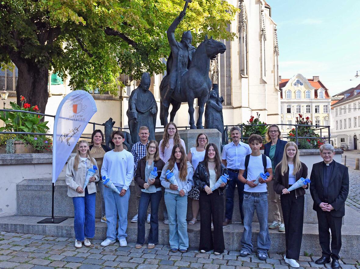 Die neuen Auszubildenden bekamen vom stellvertretenden Generalvikar Domkapitular Dr. Michael Kreuzer (rechts) zur Begrüßung nicht nur kleine Schultüten überreicht, sondern auch gute Wünsche mit auf den Weg. Die Vertreter der Personalabteilung und der Jugendvertretung starten mit den Berufseinsteigern in ihre ersten Tage. (Foto: Nicolas Schnall / pba) 