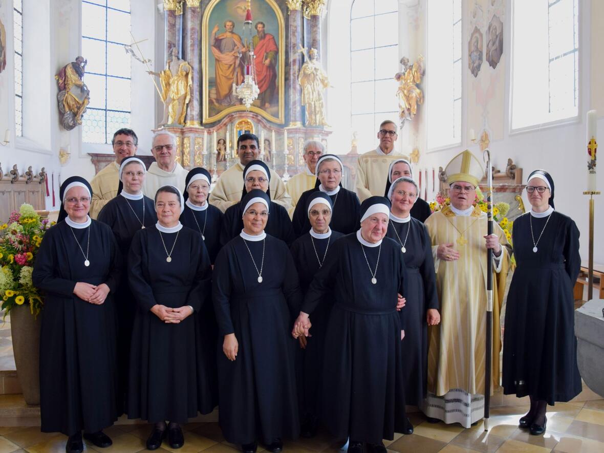 Abschied aus Altstädten: Bischof Bertram mit Borromäerinnen aus Schmallenberg und Altstädten (Fotos: Sabine Verspohl-Nitsche / pba)