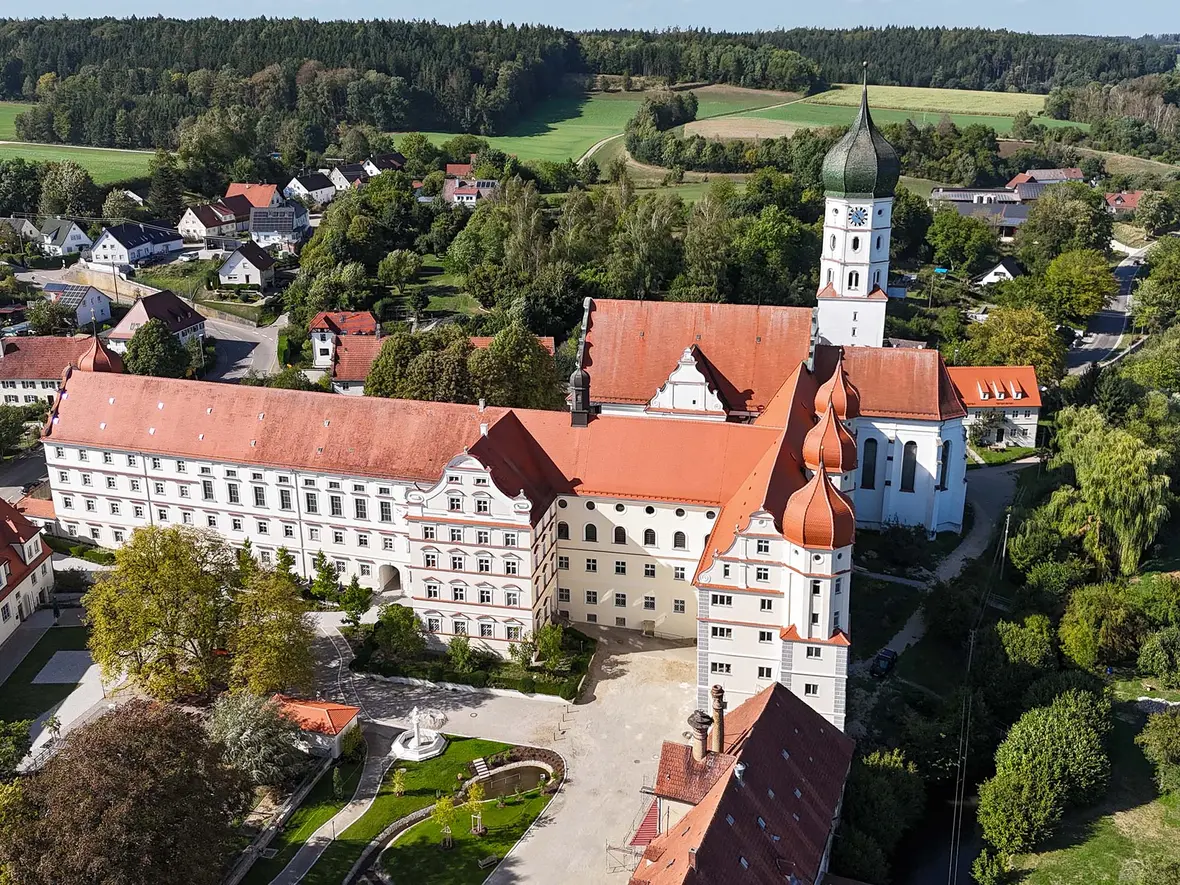 Das Kloster Wettenhausen aus der Vogelperspektive (Fotos: Paul Pöbl / katholisch1.tv)